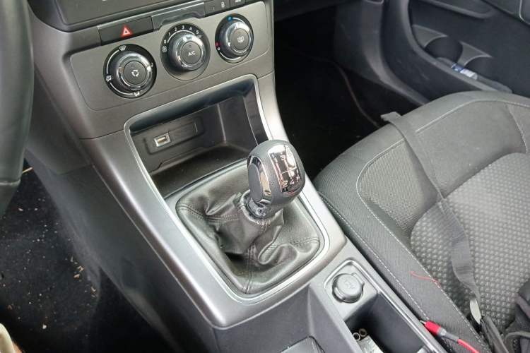 Used Citroen C4 Sega 2018 1.6L Manual Comfort Model Gear Lever