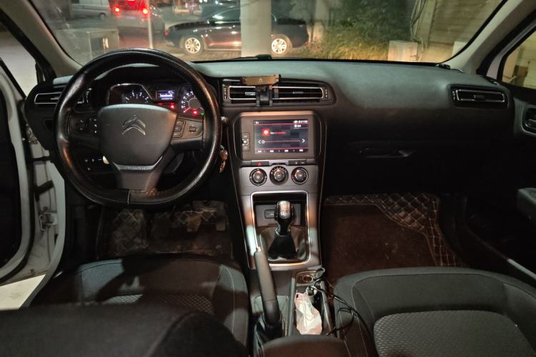 Used Citroen C4 Sega 2018 1.6L Manual Luxury Model Center Console