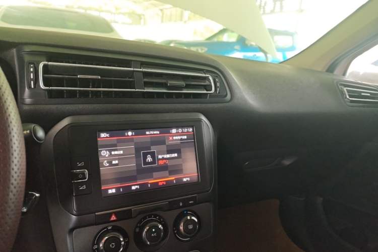Used Citroen C4 Sega 2018 1.6L Automatic Comfort Model Center Console