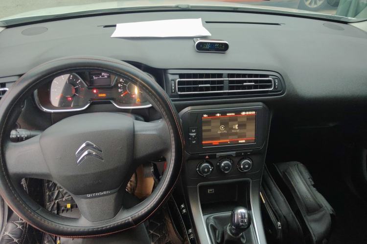 Used Citroen C4 Sega 2018 1.6L Manual Comfort Model Center Console