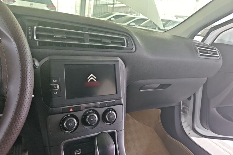 Used Citroen C4 Sega 2018 1.6L Automatic Comfort Model Center Console
