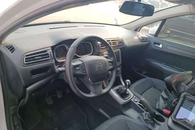 Used Citroen C4 Sega 2018 1.6L Manual Luxury Model Center Console