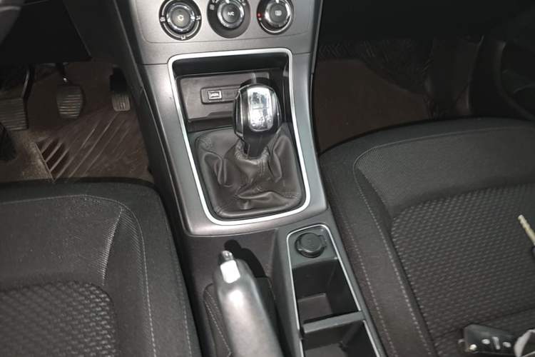 Used Citroen C4 Sega 2018 1.6L Manual Luxury Model Gear Lever