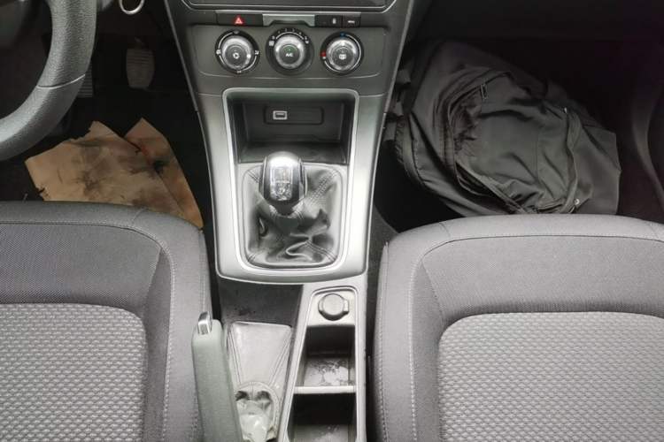 Used Citroen C4 Sega 2018 1.6L Manual Comfort Model Gear Lever