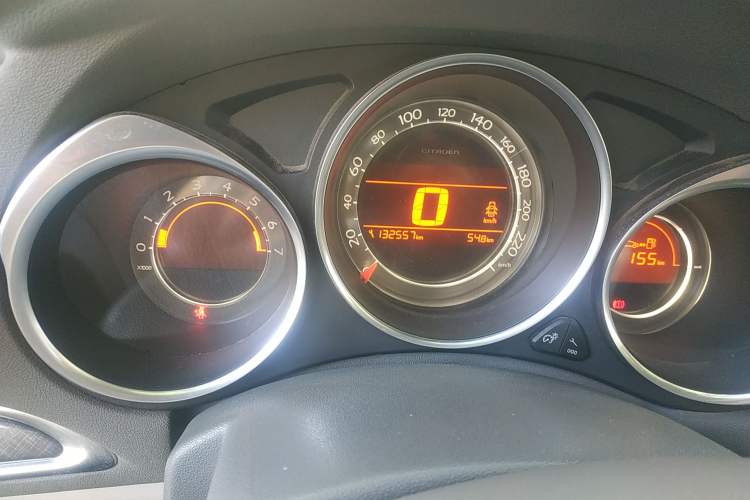 Used Citroen C4L 2013 1.6L Manual Jingzhi Edition Odometer Close Up
