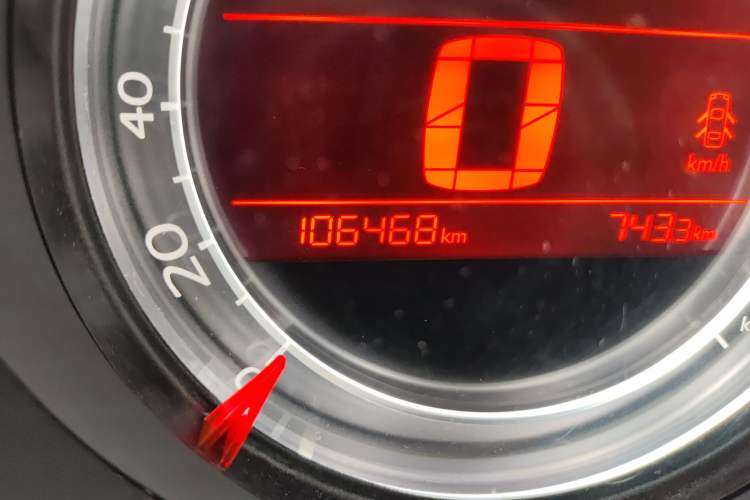 Used Citroen C4L 2013 1.8L Manual Jingzhi Edition Odometer Close Up