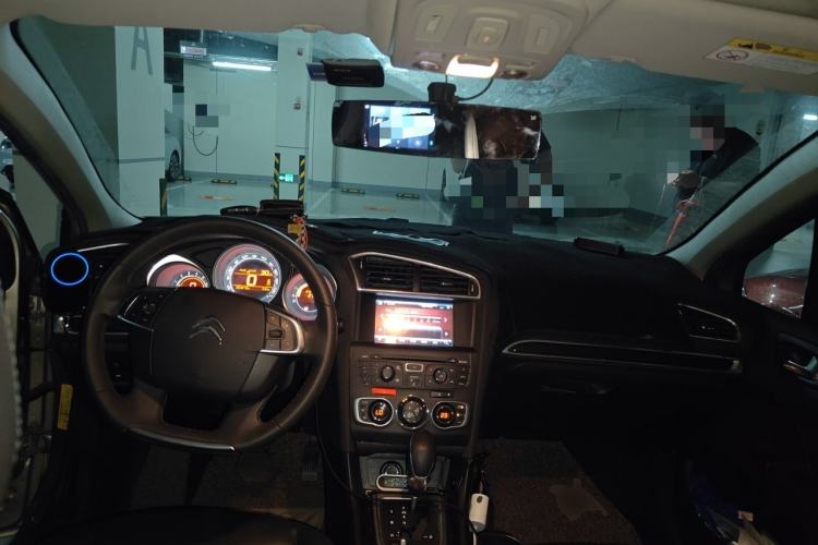 Used Citroen C4L 2013 1.6 THP Automatic Impression Edition Center Console