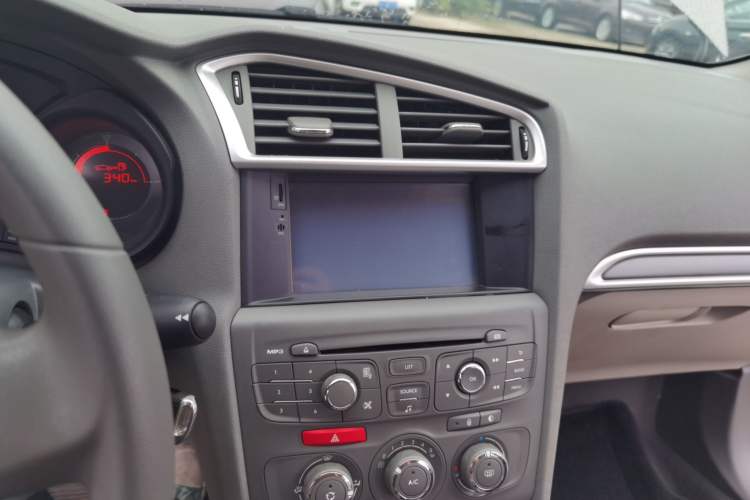 Used Citroen C4L 2013 1.6L Automatic Jingxiang Edition Audio And AC Panel