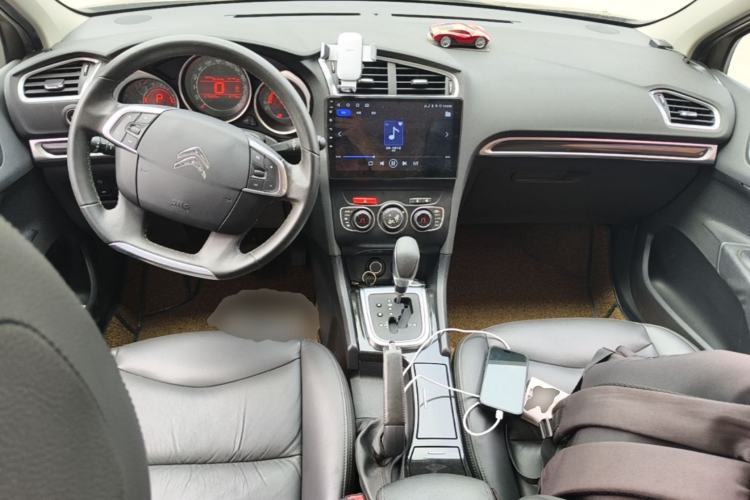 Used Citroen C4L 2013 1.6 THP Automatic Impression Edition Center Console