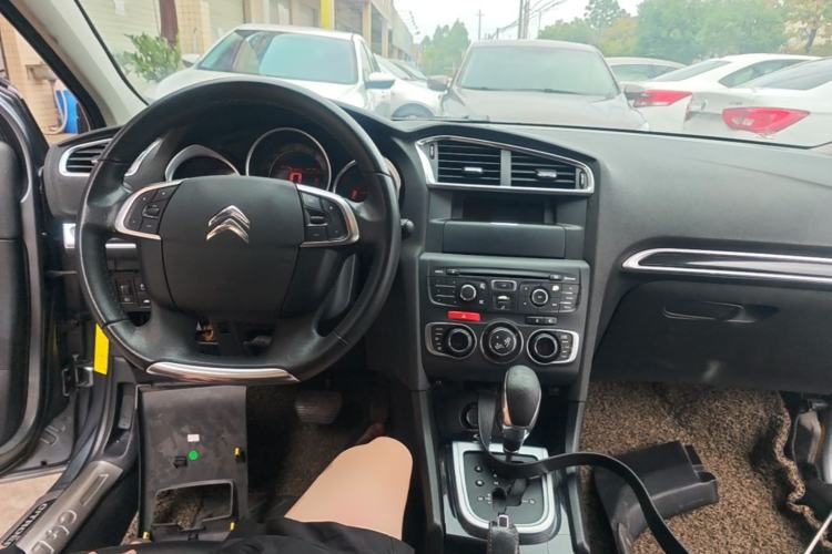 Used Citroen C4L 2013 1.6 THP Automatic Impression Edition Center Console