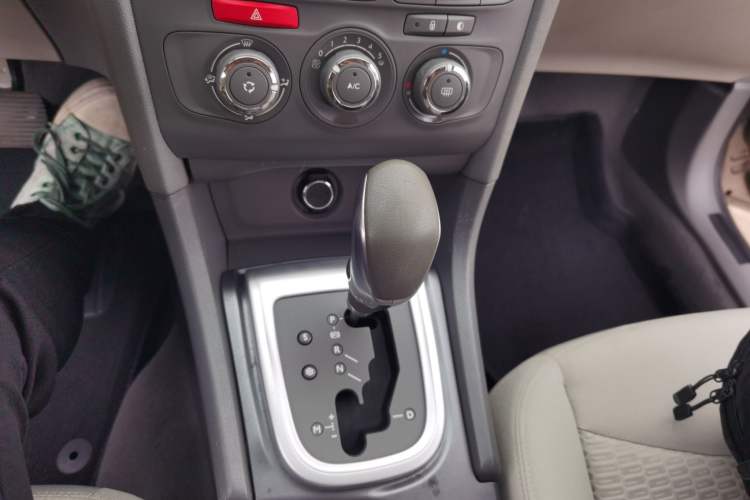 Used Citroen C4L 2013 1.6L Automatic Jingxiang Edition Gear Lever