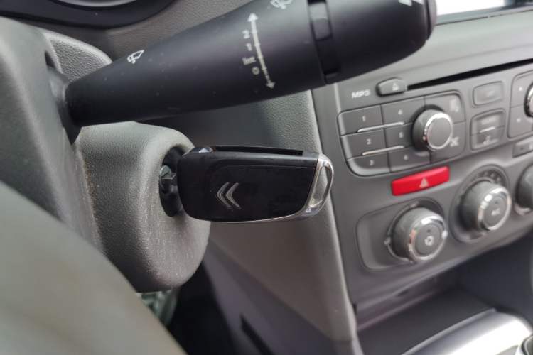 Used Citroen C4L 2013 1.6L Automatic Jingxiang Edition Interior 1