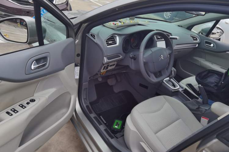 Used Citroen C4L 2013 1.6L Automatic Jingxiang Edition Interior 3