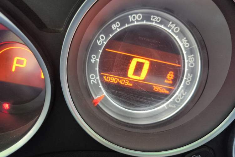 Used Citroen C4L 2013 1.8L Automatic Jingzhi Edition Odometer Close Up