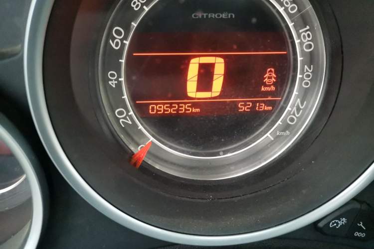 Used Citroen C4L 2013 1.8L Automatic Jingzhi Edition Odometer Close Up