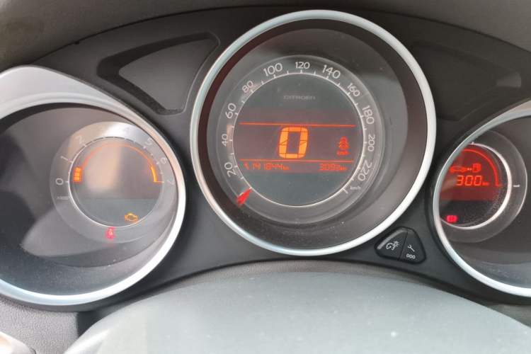 Used Citroen C4L 2013 1.6L Manual Jingzhi Edition Odometer Close Up