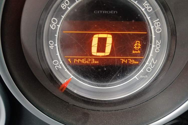 Used Citroen C4L 2013 1.8L Automatic Jingzhi Edition Odometer Close Up