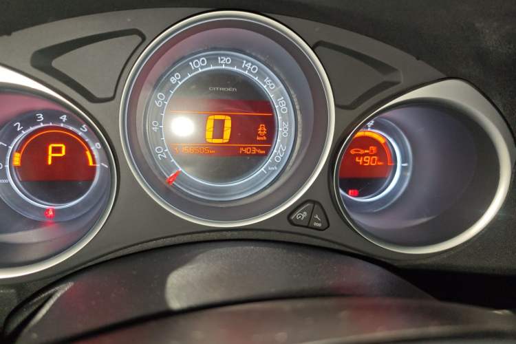 Used Citroen C4L 2013 1.8L Automatic Jingzhi Edition Odometer Close Up