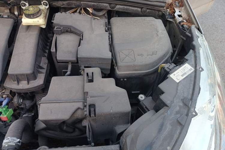 Used Citroen C4L 2013 1.6L Automatic Jingxiang Edition Engine Bay Left