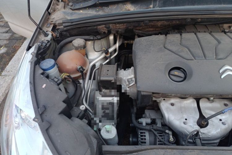 Used Citroen C4L 2013 1.6L Automatic Jingxiang Edition Engine Bay Right