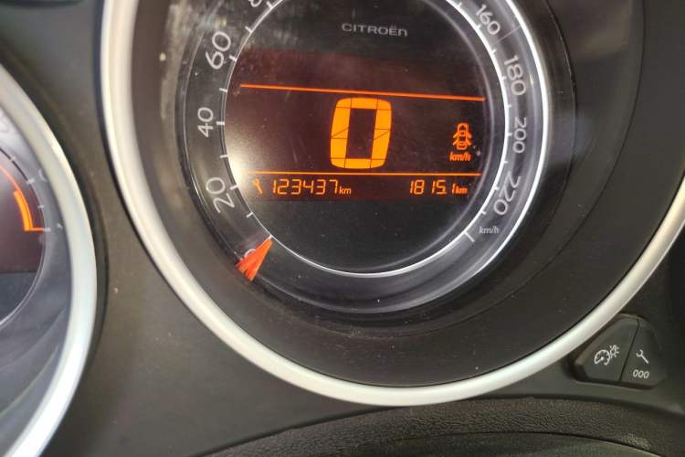 Used Citroen C4L 2013 1.8L Manual Jingzhi Edition Odometer Close Up