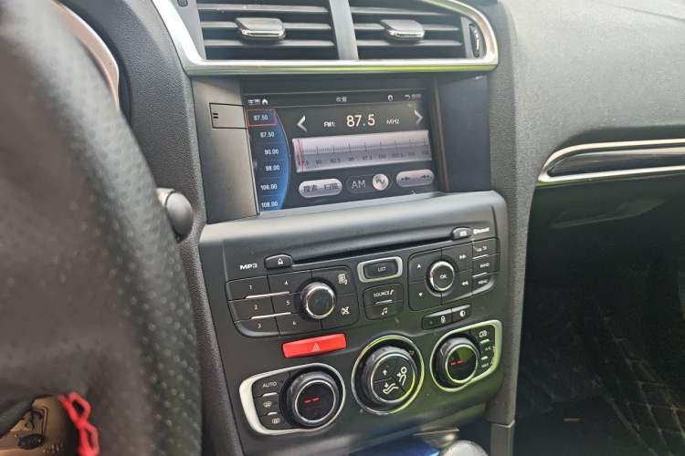 Used Citroen C4L 2013 1.6 THP Automatic Impression Edition Audio And AC Panel