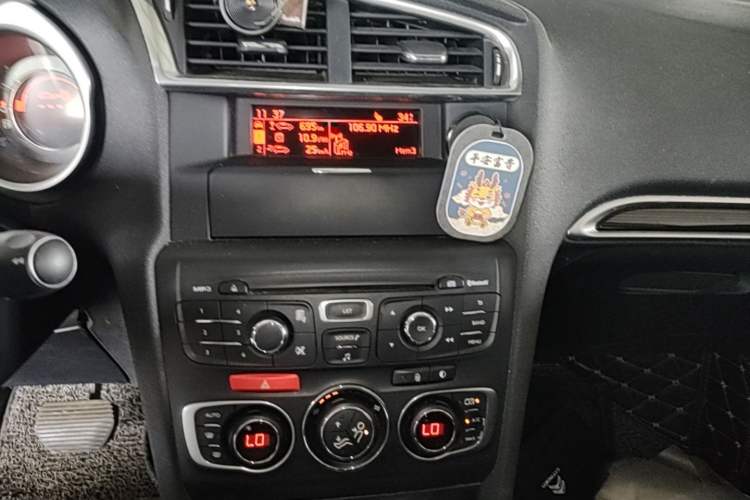 Used Citroen C4L 2013 1.6 THP Automatic Impression Edition Audio And AC Panel