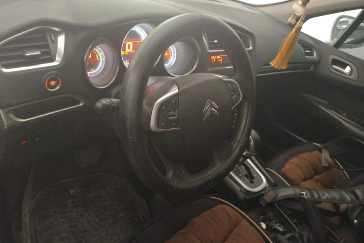 Used Citroen C4L 2013 1.6 THP Automatic Impression Edition Center Console