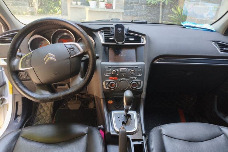Used Citroen C4L 2013 1.6 THP Automatic Impression Edition Center Console