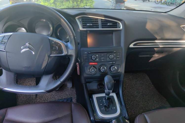 Used Citroen C4L 2013 1.8L Automatic Enjoyment Edition Center Console