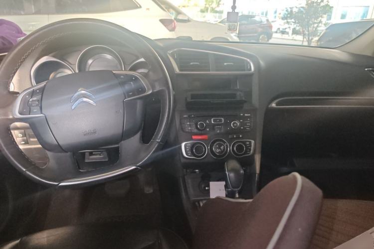 Used Citroen C4L 2013 1.6 THP Automatic Impression Edition Center Console