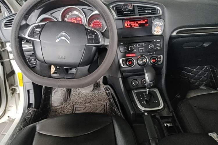Used Citroen C4L 2013 1.6 THP Automatic Impression Edition Center Console