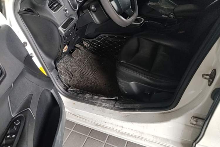 Used Citroen C4L 2013 1.6 THP Automatic Impression Edition Driver Seat