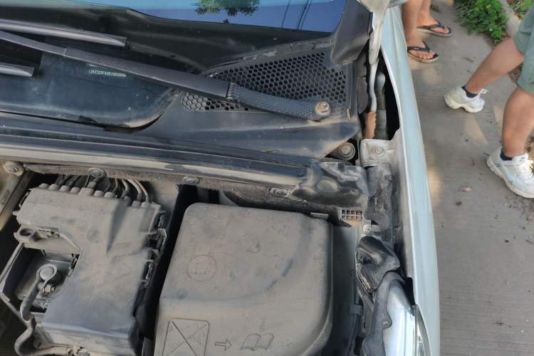 Used Citroen C4L 2013 1.8L Automatic Jingzhi Edition Engine Bay Left