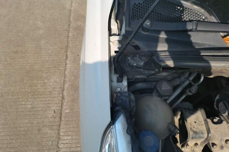 Used Citroen C4L 2013 1.8L Automatic Jingzhi Edition Engine Bay Right