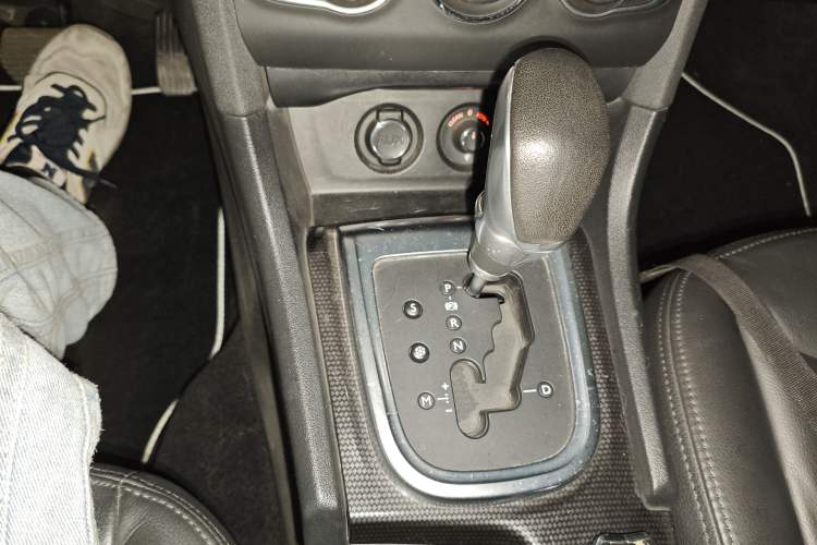 Used Citroen C4L 2013 1.8L Automatic Jingzhi Edition Gear Lever