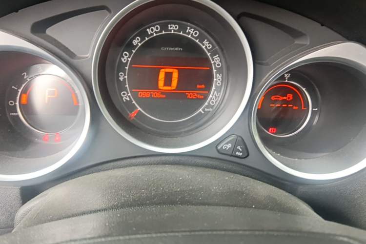 Used Citroen C4L 2013 1.8L Automatic Jingzhi Edition Odometer Close Up