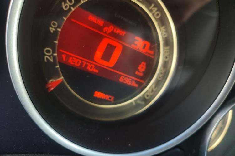 Used Citroen C4L 2013 1.6L Manual Jingzhi Edition Odometer Close Up
