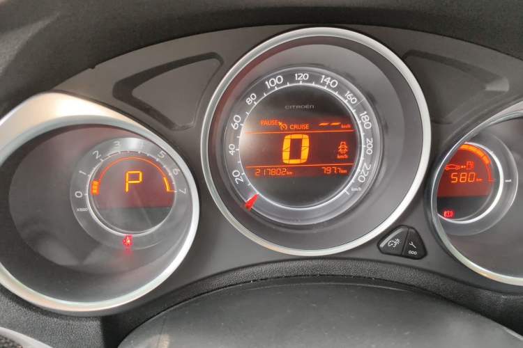 Used Citroen C4L 2013 1.8L Automatic Jingzhi Edition Odometer Close Up