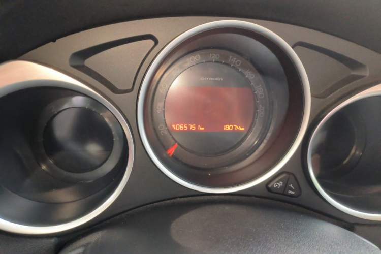 Used Citroen C4L 2013 1.8L Automatic Jingzhi Edition Odometer Close Up