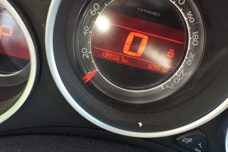 Used Citroen C4L 2013 1.8L Automatic Jingzhi Edition Odometer Close Up