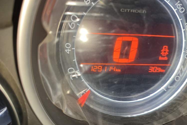 Used Citroen C4L 2013 1.8L Automatic Jingzhi Edition Odometer Close Up