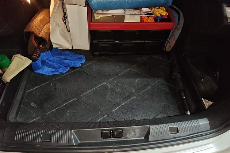 Used Citroen C4L 2013 1.8L Automatic Jingzhi Edition Trunk