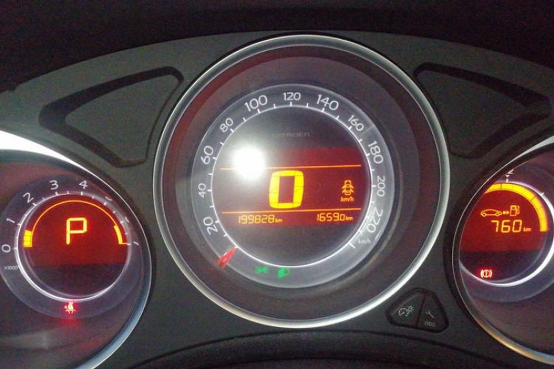Used Citroen C4L 2014 1.8L Intelligent Drive Automatic Dynamic Model Odometer Close Up