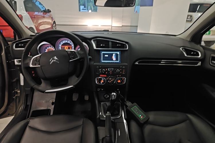 Used Citroen C4L 2014 1.8L Intelligent Drive Manual Version – Dynamic Edition Center Console