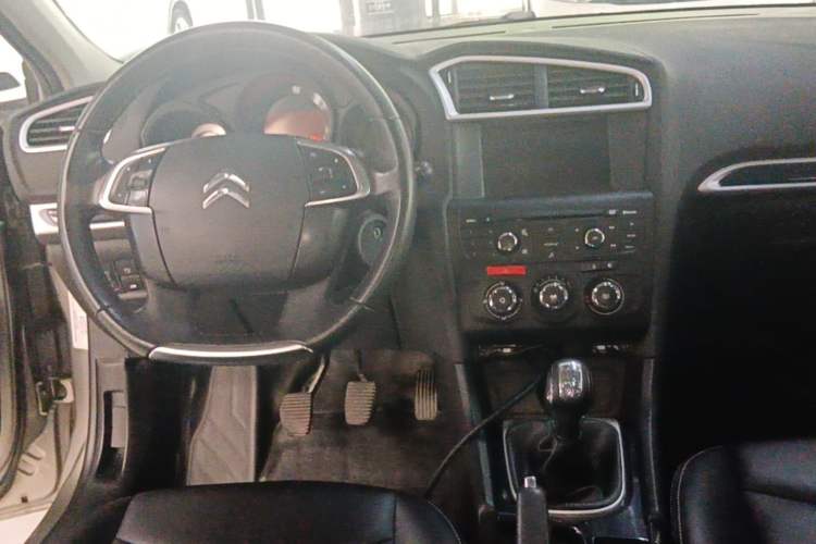 Used Citroen C4L 2014 1.8L Intelligent Drive Manual Enjoyment Model Center Console