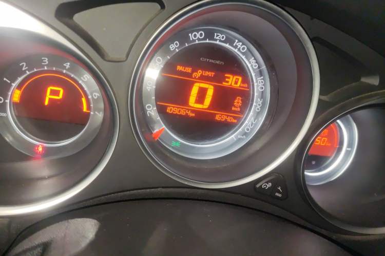 Used Citroen C4L 2014 1.6THP Intelligent Drive Automatic Dynamic Model Odometer Close Up