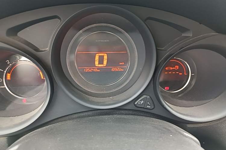 Used Citroen C4L 2014 1.8L Intelligent Drive Manual Enjoyment Model Odometer Close Up