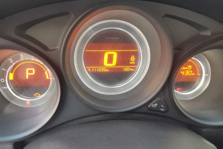 Used Citroen C4L 2014 1.8L Intelligent Drive Automatic Enjoyment Model Odometer Close Up