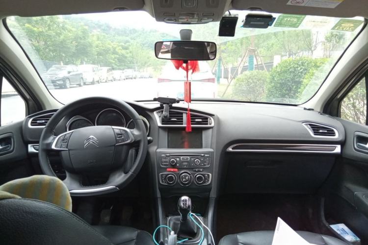 Used Citroen C4L 2014 1.8L Intelligent Drive Manual Version – Dynamic Edition Center Console